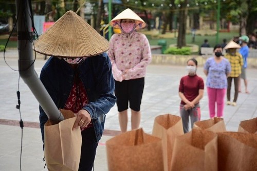 Chen lấn, giành giật quà từ thiện: Đừng để bị lòng tham chi phối