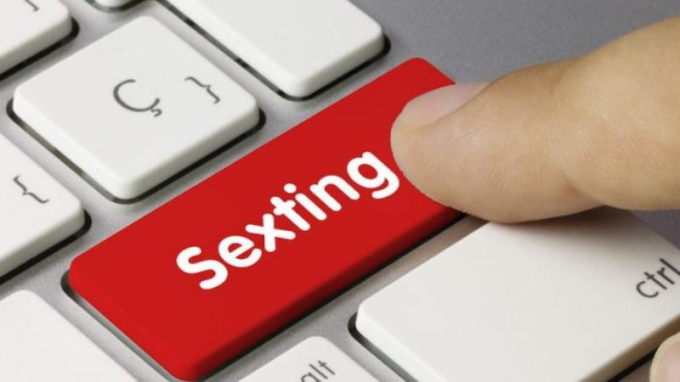 Nhiều hệ lụy từ trào lưu 'tin nhắn tình dục'