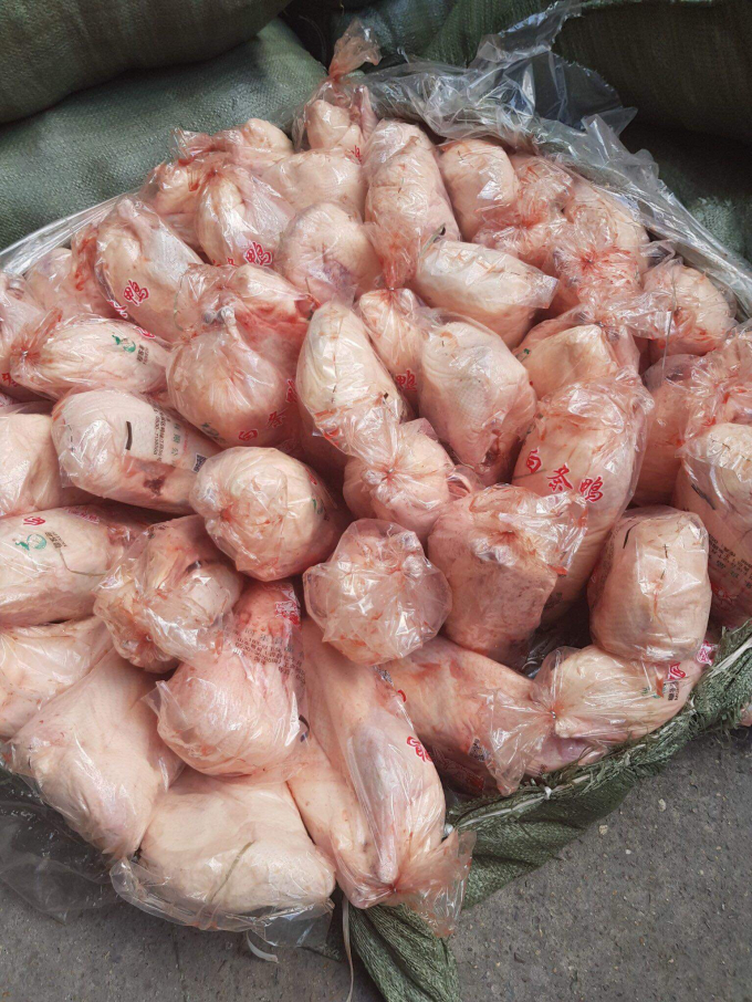 Quảng Ninh: CSGT kiểm tra phát hiện xe khách chở 1700kg thịt vịt không rõ nguồn gốc
