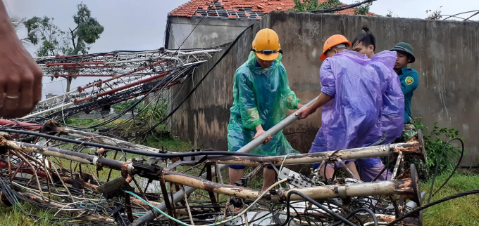 Lốc xoáy kinh hoàng “hạ gục” cột viễn thông, khiến cả trăm nhà dân hư hỏng