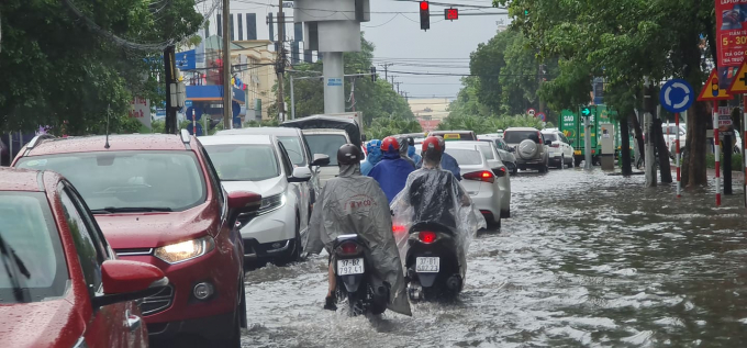 Mưa xối xả, nhiều tuyến phố TP Vinh thành sông