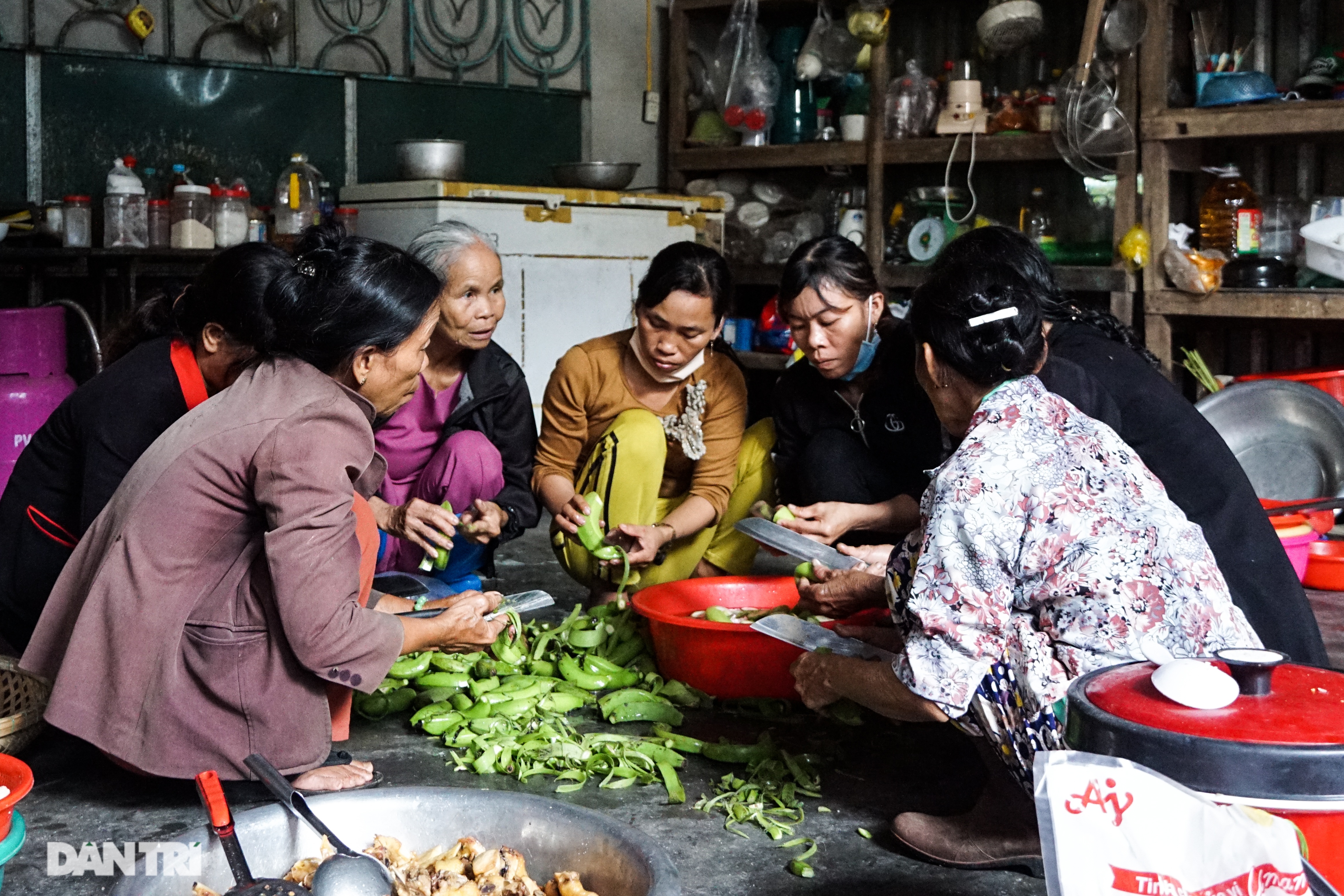 Người dân tự nguyện nấu hàng trăm suất cơm tiếp tế đơn vị cứu hộ tiếp cận Rào Trăng 3