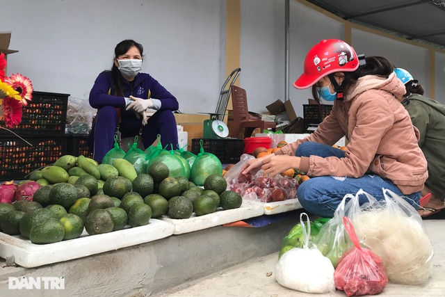 Người dân tâm dịch thành phố Chí Linh đi chợ bằng thẻ theo ngày chẵn lẻ