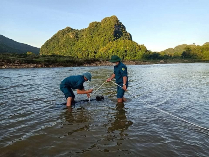 Đi đánh cá, đánh được cả quả bom khủng còn nguyên kíp nổ trên sông