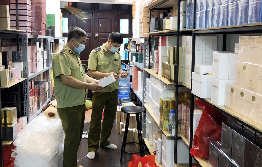 Hà Nội: Đột kích cửa hàng nước hoa lớn tại 91 Hàng Gà