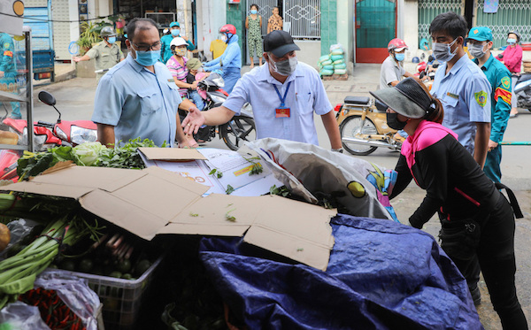 TP Hồ Chí Minh: Tiểu thương chợ tự phát lúng túng trong ngày đầu thực hiện Chỉ thị 10