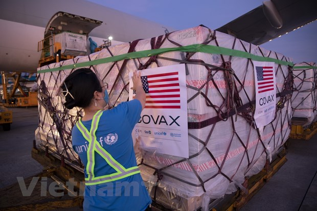 Hơn 2 triệu liều vaccine Moderna phòng COVID-19 về đến Việt Nam
