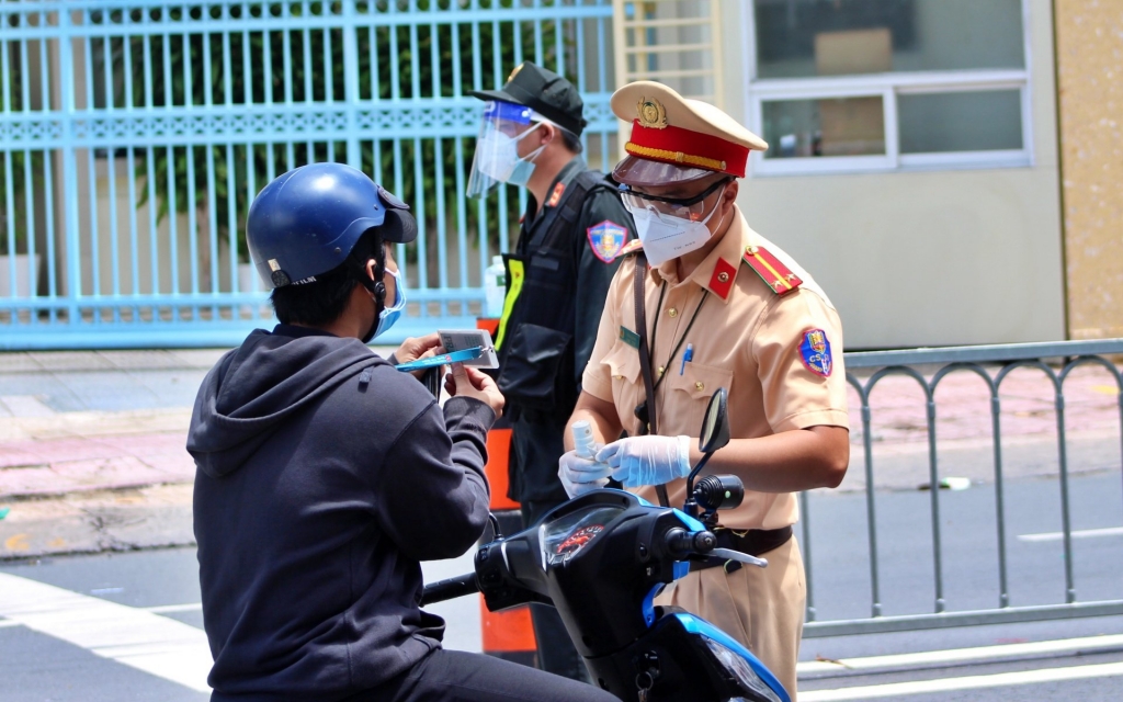 TP Hồ Chí Minh: Nơi nào được quyền cấp giấy trực tiếp cho người dân khi ra đường?