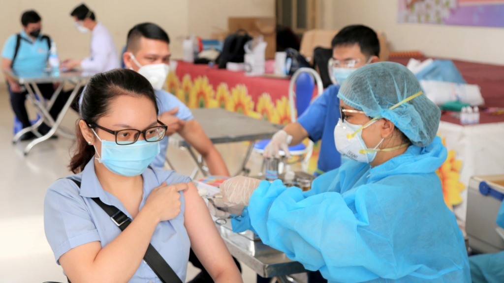Bạn trẻ Hà Nội cùng nhau đi tiêm, hưởng ứng chiến dịch tiêm chủng vắc xin thần tốc