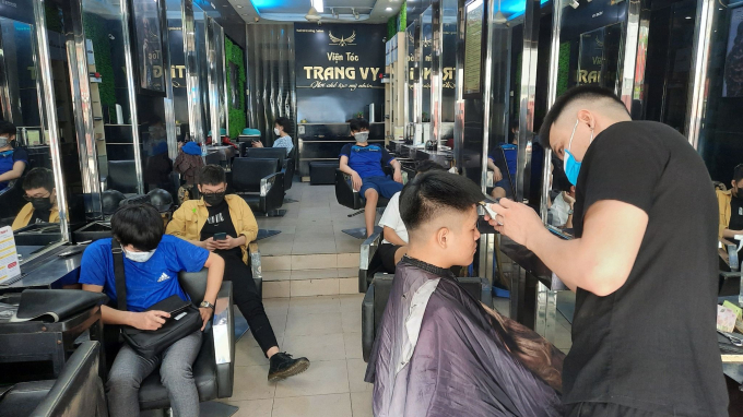 Chùm ảnh: Người dân Thủ đô xếp hàng chờ cắt tóc sau đợt giãn cách