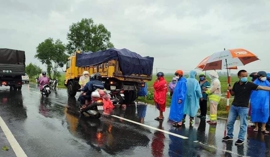 Hai thanh niên đi xe máy từ TP Hồ Chí Minh về Nghệ An gặp nạn thương tâm