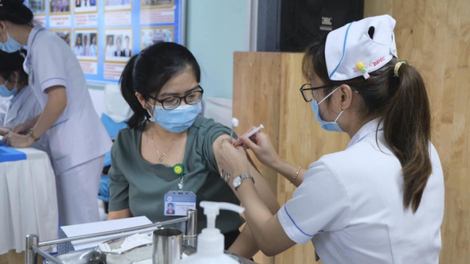 Đảm bảo 100% cán bộ giáo viên Hà Nội tiêm vaccine COVID-19