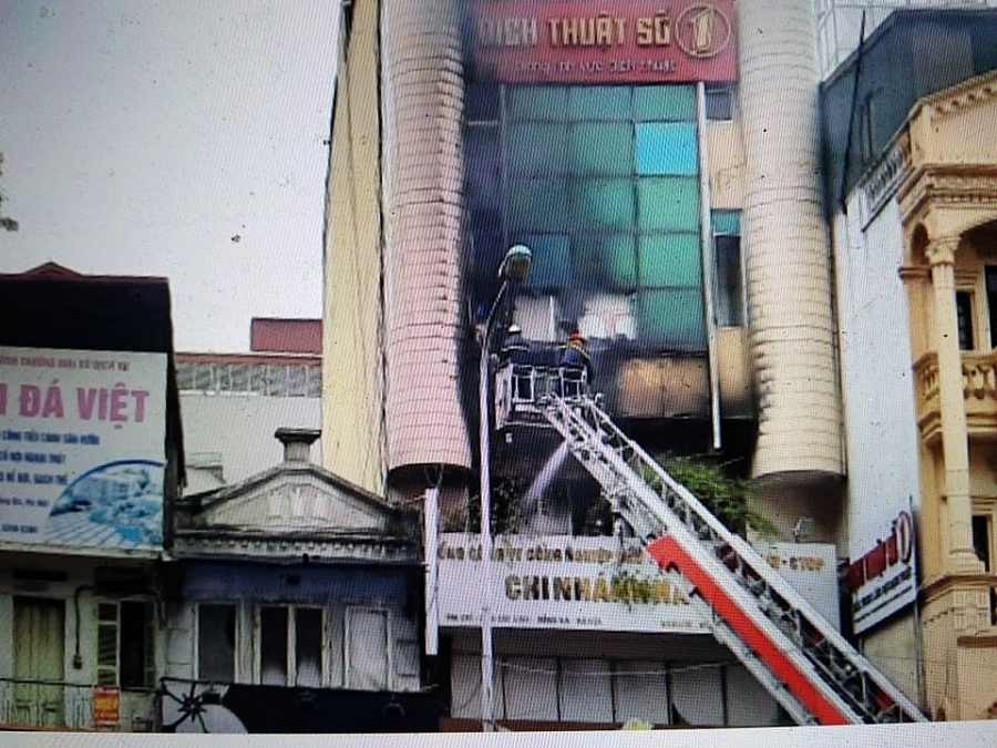 Dập tắt đám cháy văn phòng cho thuê trên phố Cát Linh