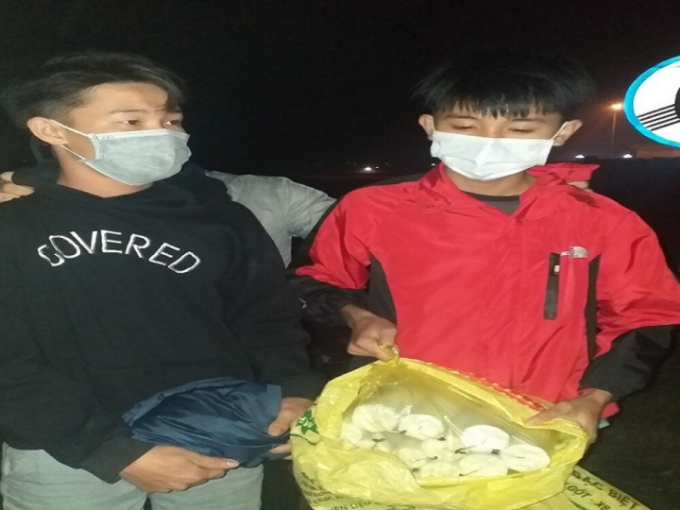 Phát hiện 2 học sinh tự chế pháo nổ mang đi bán tại Hà Tĩnh