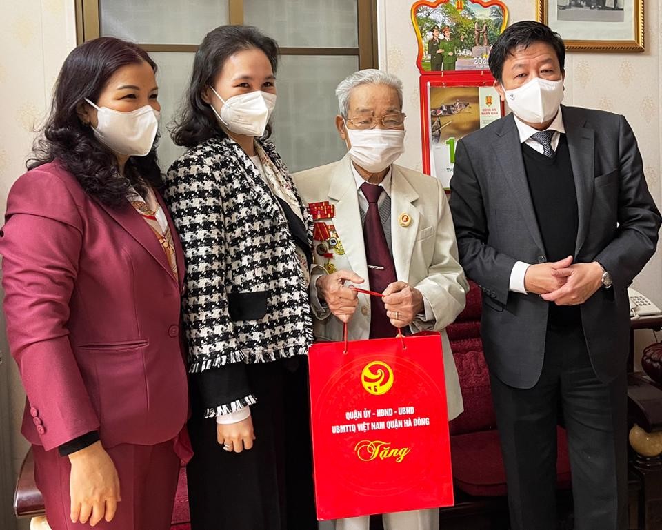 Lãnh đạo TP Hà Nội thăm, tặng quà cho các gia đình chính sách tại quận Hà Đông