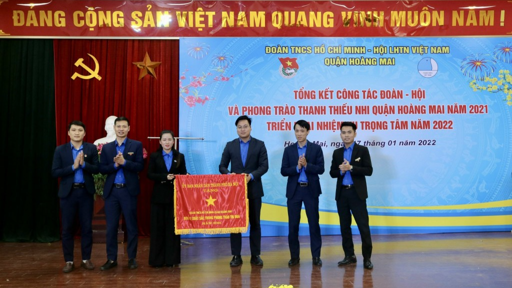 Quận đoàn Hoàng Mai nhận Cờ thi đua xuất sắc của UBND thành phố Hà Nội