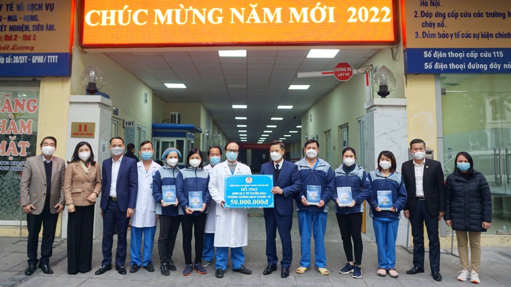 LĐLĐ thành phố Hà Nội động viên, trao hỗ trợ 4 đơn vị y tế dịp Tết Nguyên đán Nhâm Dần