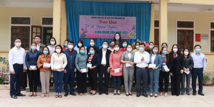 Tết sớm cho giáo viên và học sinh vùng cao