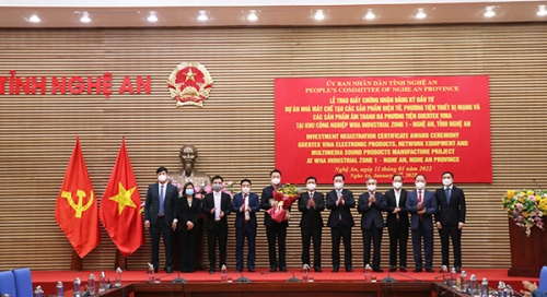 Trao giấy chứng nhận đầu tư cho dự án FDI có quy mô vốn đầu tư lớn nhất tỉnh Nghệ An