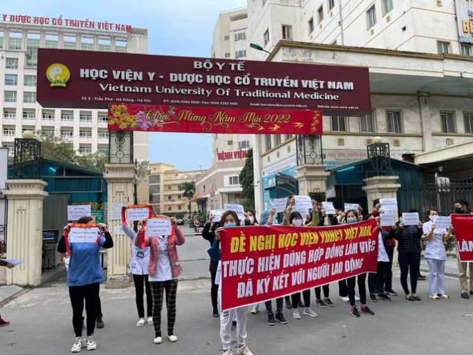 Bác sĩ Bệnh viện Tuệ Tĩnh bị nợ lương được Công đoàn Y tế Việt Nam hỗ trợ 3 triệu đồng