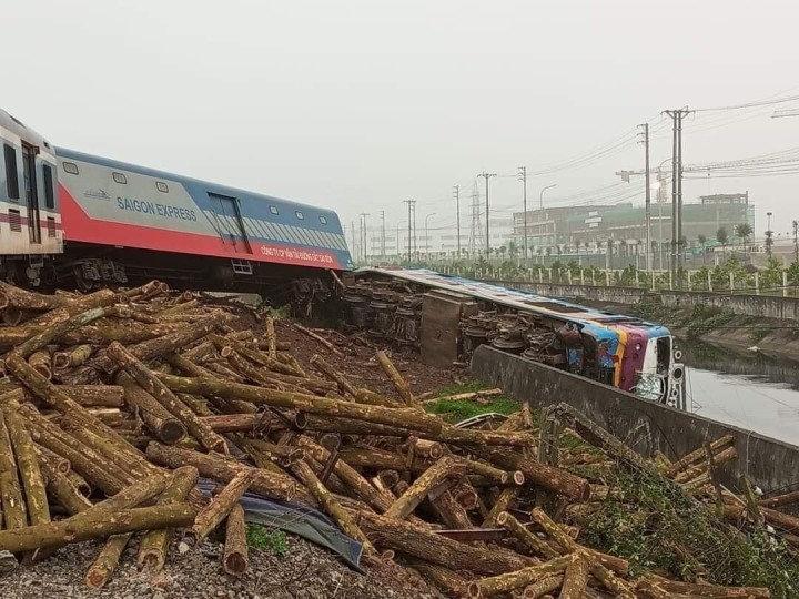 Va chạm với xe tải, tàu khách Bắc Nam trật bánh