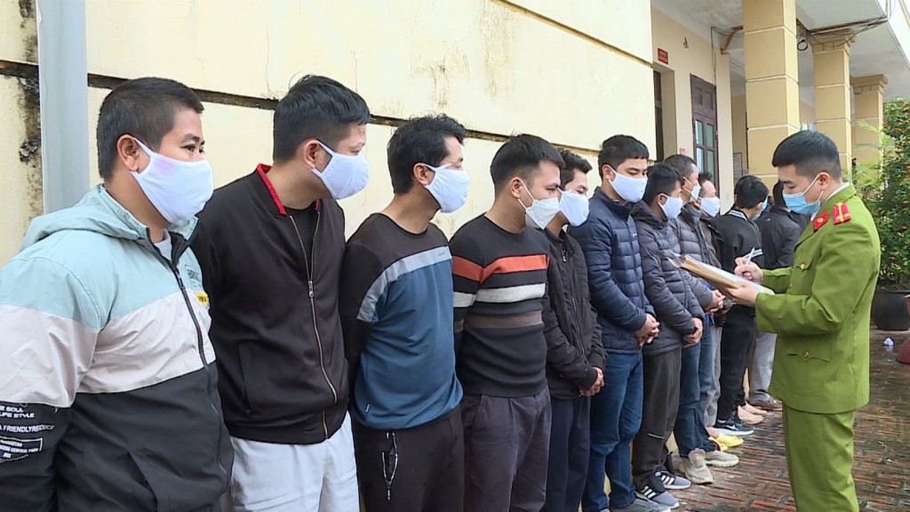 Hưng Yên: Tạm giữ 15 đối tượng chơi xóc đĩa tại công ty