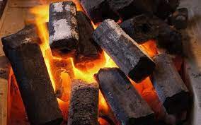 Nhiều nguy cơ từ thói quen đốt than, củi sưởi ấm