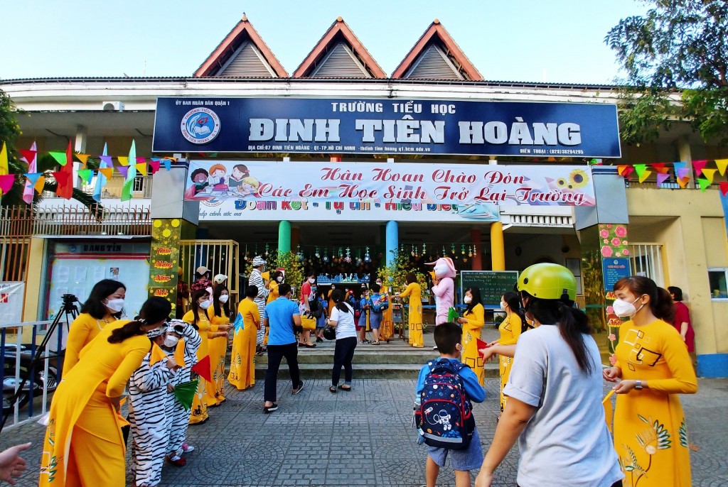 Trẻ mầm non, tiểu học TP Hồ Chí Minh nô nức ngày đầu đến trường sau giãn cách