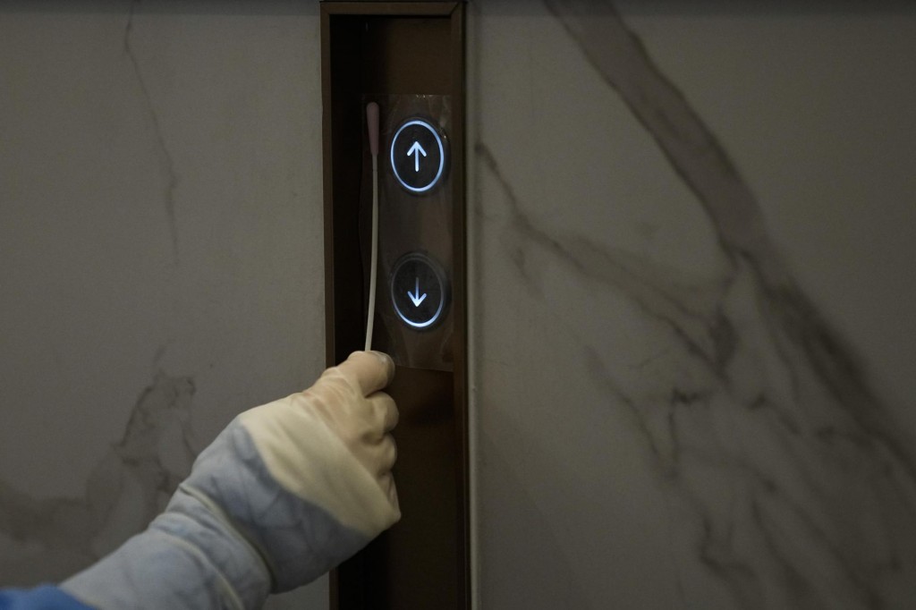 Xét nghiệm COVID-19 cho… tay nắm cửa, máy ATM, ghế ngồi tại Olympic Bắc Kinh