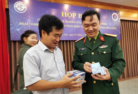 Bắt trưởng phòng và chủ nhiệm đề tài kit tét của Công ty Việt Á tại Học viện Quân y