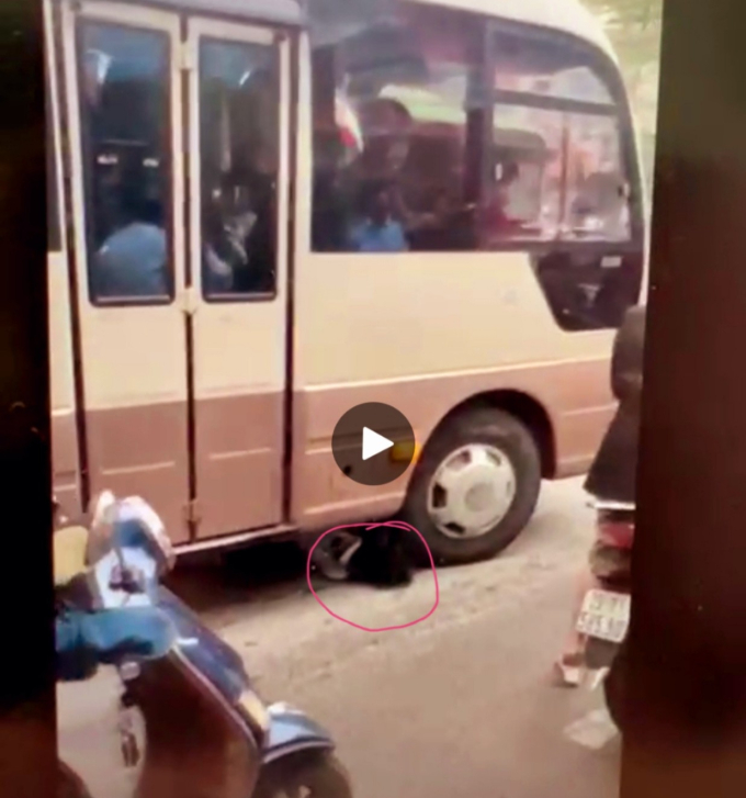 Xe đưa đón học sinh trường Victoria Thăng Long gây tai nạn, một người bị kéo lê dưới gầm xe