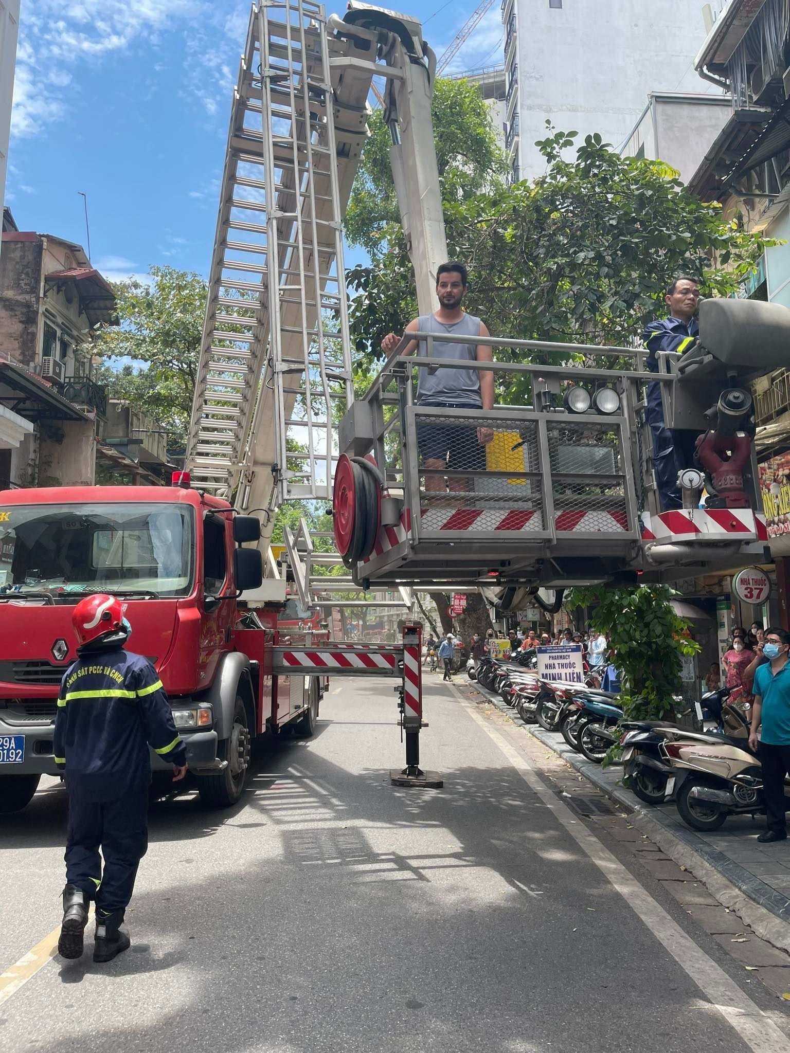 Hà Nội: Giải cứu nhiều khách tây mắc kẹt trong đám cháy khách sạn Shining Central