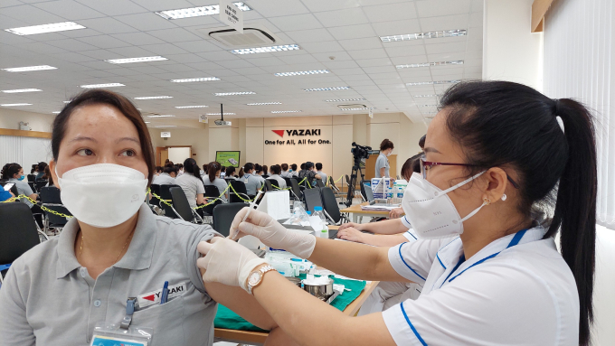Hàng nghìn công nhân ở Quảng Ninh được tiêm vaccine Covid-19 mũi 4