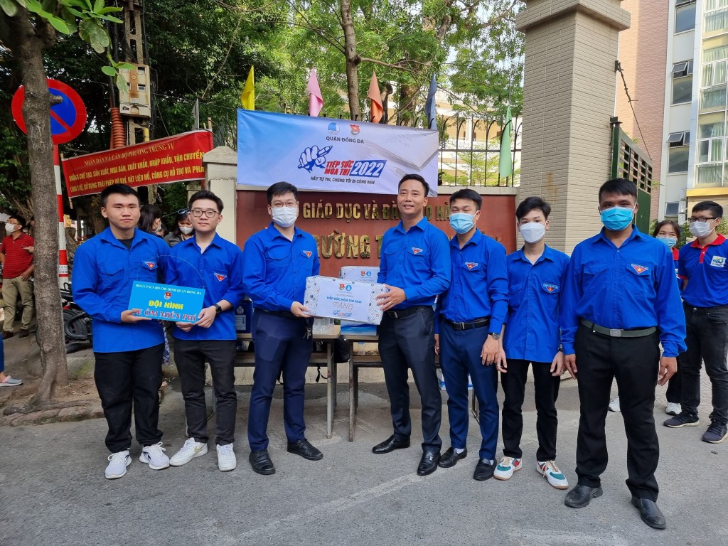 Lãnh đạo Thành đoàn Hà Nội thăm đội hình tình nguyện tiếp sức mùa thi