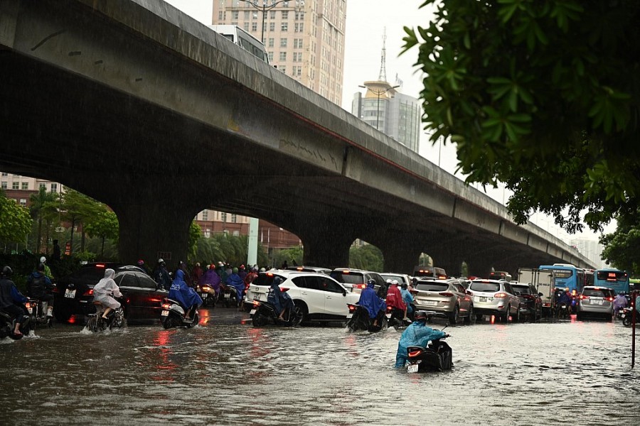 Nhiều tuyến phố Hà Nội ngập sâu, người dân chật vật đi làm