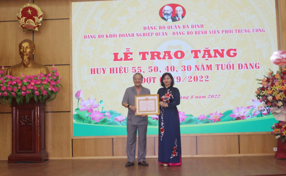 Lãnh đạo TP trao Huy hiệu 50 năm tuổi Đảng cho đồng chí Nguyễn Quốc Triệu