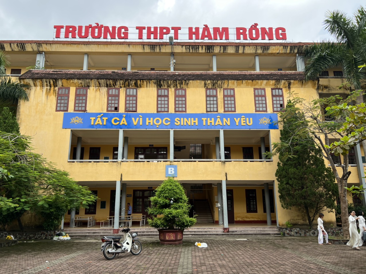  Học sinh lớp 12C5 Trường THPT Hàm Rồng niên khóa 1994 – 1997 kỷ niệm 25 năm ra trường