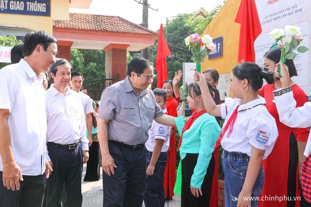 Thủ tướng Chính phủ: Không để bất cứ học sinh nào không được tới trường