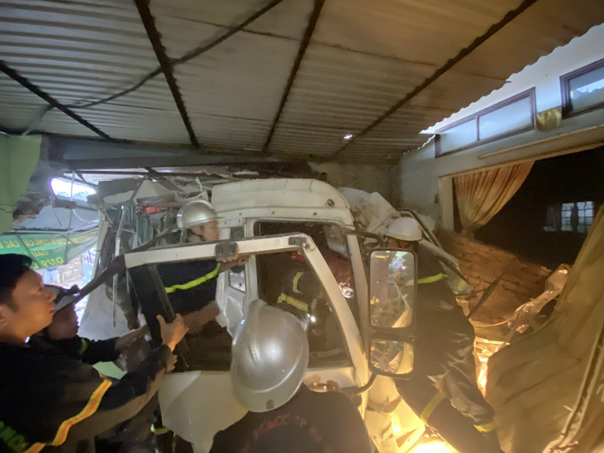 Hà Nội: Giải cứu tài xế xe trộn bê tông mắc kẹt trong cabin