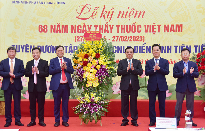 Bí thư Thành ủy Đinh Tiến Dũng thăm, chúc mừng Bệnh viện Phụ sản Trung ương