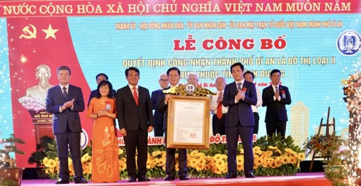 Công bố Quyết định công nhận TP Dĩ An là đô thị loại II