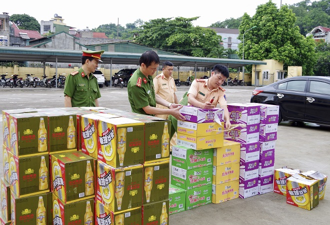 Hà Giang: Phát hiện xe ô tô chở trên 700 thùng bia và mì tôm không rõ nguồn gốc