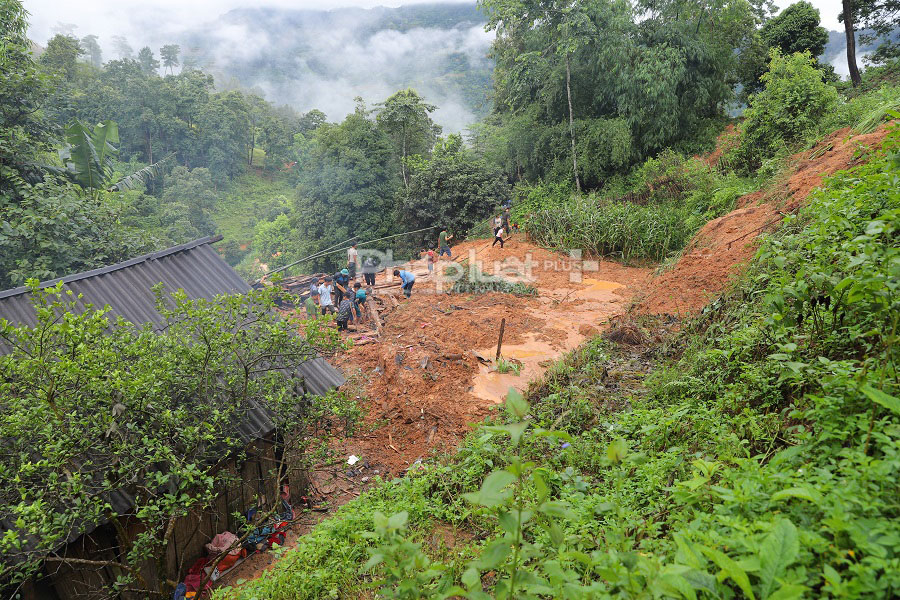 Sạt lở đất ở Hà Giang khiến 4 người trong 1 gia đình thương vong