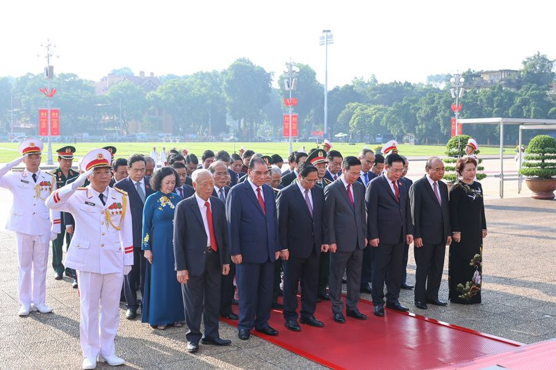 Lãnh đạo Đảng, Nhà nước và thành phố Hà Nội vào Lăng viếng Chủ tịch Hồ Chí Minh