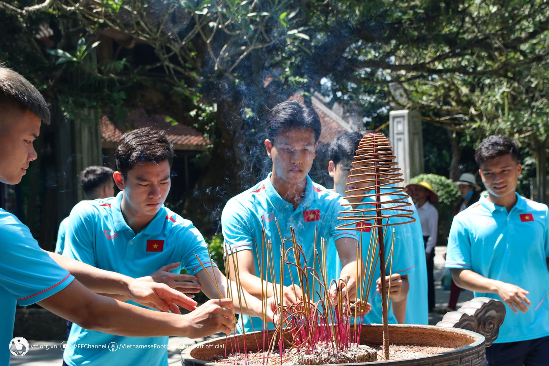 Đội tuyển U23 Việt Nam dâng hương tưởng niệm các Vua Hùng