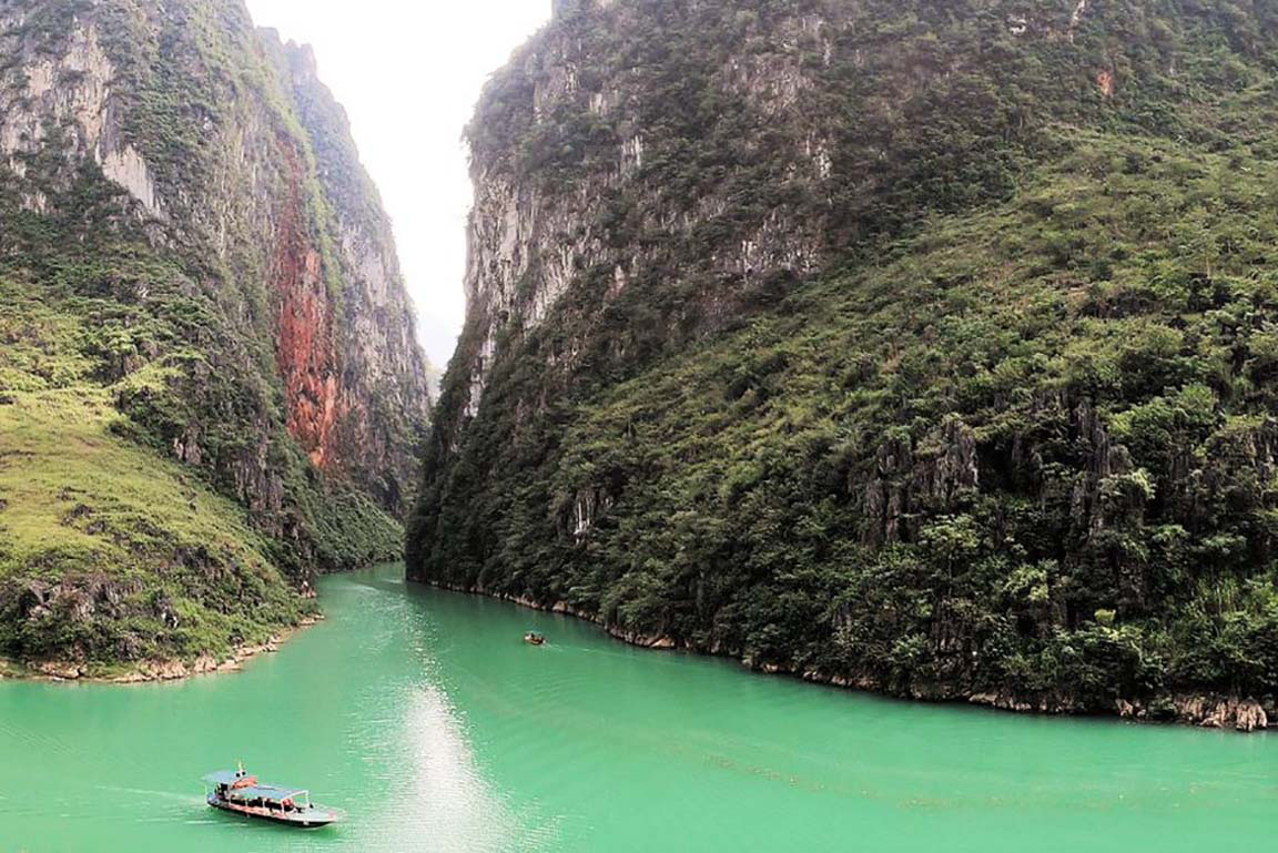 Hà Giang: Tạm ngừng vận chuyển du khách trên lòng hồ thủy điện Nho Quế 1