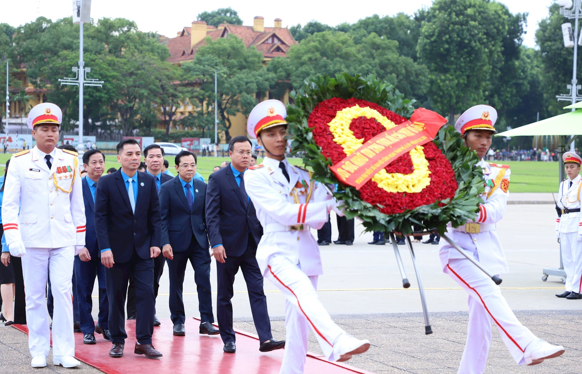 Đoàn đại biểu dự Đại hội Công đoàn thành phố Hà Nội vào Lăng viếng Chủ tịch Hồ Chí Minh