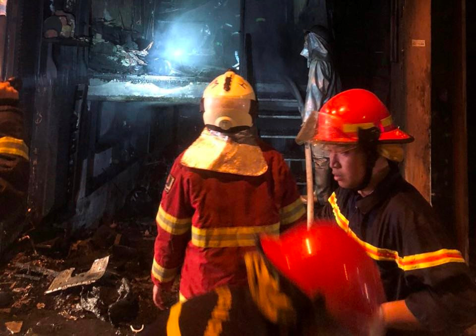 Giải cứu nhiều người mắc kẹt trong đám cháy lúc nửa đêm ở Hà Nội