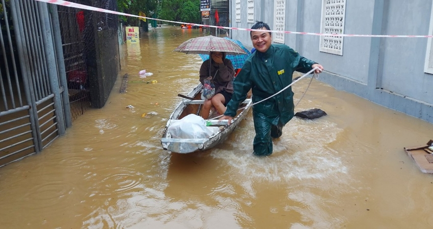 Chùm ảnh - Các tỉnh miền Trung bị ảnh hưởng nặng nề bởi mưa lũ