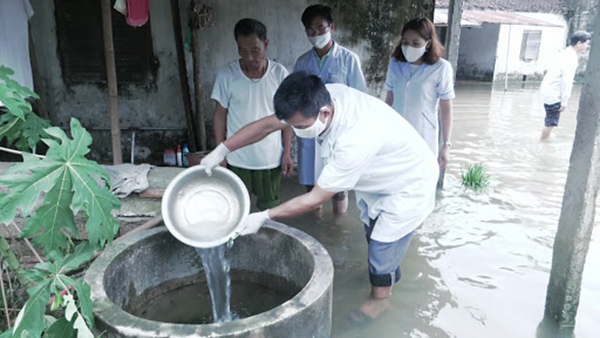 Bảo đảm nguồn nước sạch và phòng chống dịch mùa bão lũ